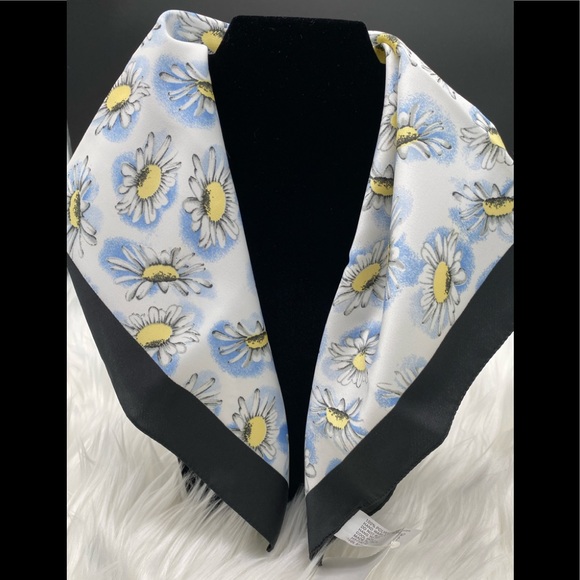 Kohl's Accessories - LAST CHANCE NWT Vintage Kohl’s Daisy Print Square Scarf